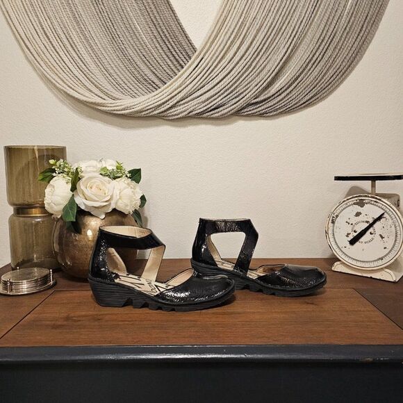Fly London Piat Black Patent Leather Sandals Sz 41 (US-10.5) - Picture 3 of 6